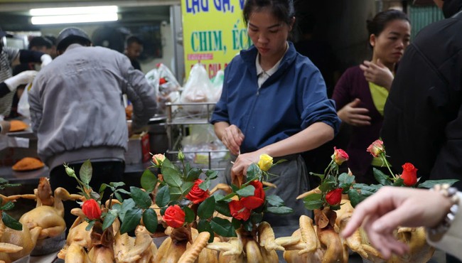 “Chợ nhà giàu” nhộn nhịp khách mua mâm cỗ cúng giao thừa