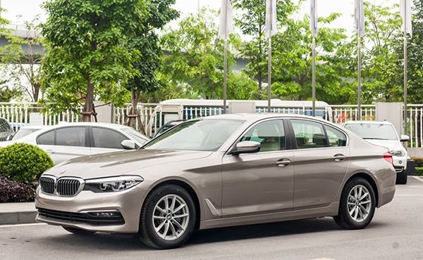 Giá BMW 520i giảm sâu, rẻ hơn Mercedes E180