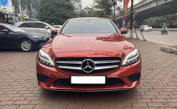 Xe sang Mercedes-Benz C200 hàng lướt giá hơn 1,3 tỷ 