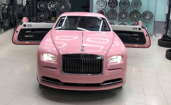 Rolls-Royce Wraith hơn 30 tỷ màu hường đầu tiên ở Việt Nam là của đại gia nào?