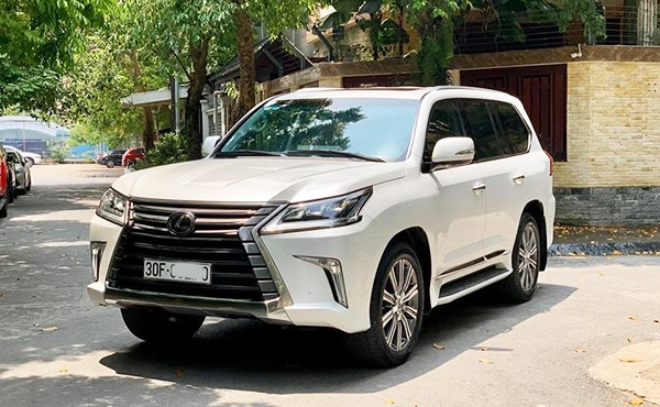Cận cảnh Lexus LX570 chạy 4 năm có giá hơn 6 tỷ ở Hà Nội 