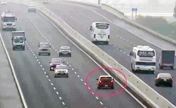 Chạy ô tô ngược chiều trên cao tốc bị phạt tới 17 triệu đồng