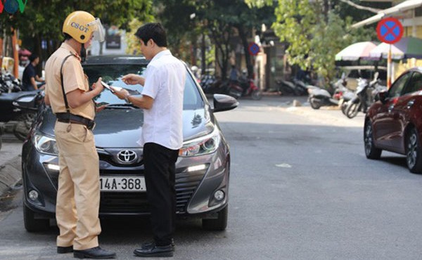 Dừng ô tô trong nội đô thế nào để không bị phạt?
