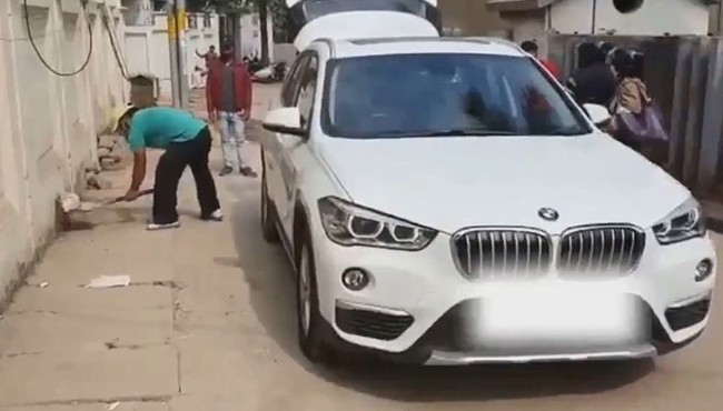 Có ai gây sốc hơn người đàn ông này khi dùng BMW X1 làm xe chở rác