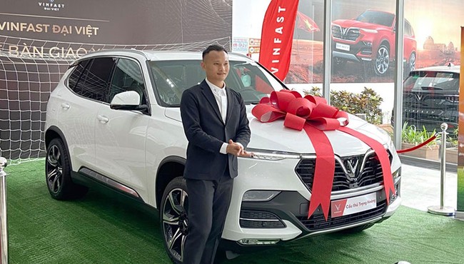 Tiền vệ Trọng Hoàng tậu VinFast LUX SA2.0