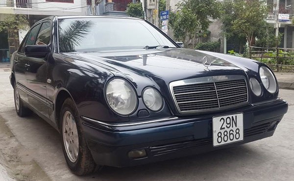Cận cảnh xe sang Mercedes E230 biển số đẹp giá chỉ 100 triệu 