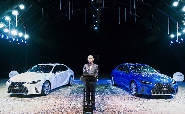 Lexus IS300 2021 giá từ 2,13 tỷ có gì hút khách?