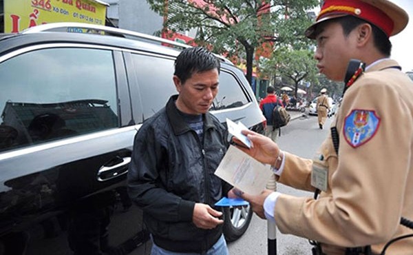 Người điều khiển ôtô, xe máy không có bằng lái bị phạt bao nhiêu tiền?