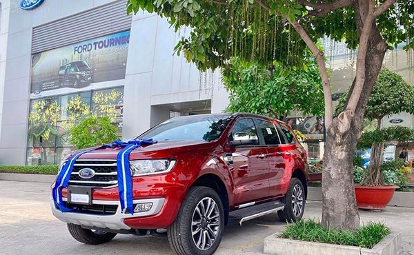 Ford Everest giảm giá đến cả 1000 triệu đồng xả hàng