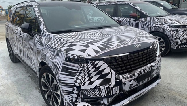 Kia Sedona 2021 xuất hiện trên phố Việt nhưng được 'nguỵ trang' kín mít