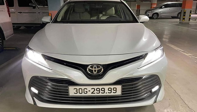 Toyota Camry có biển số tứ quý 9 được rao hơn 2 tỷ 