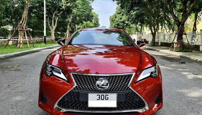 Xe sang Lexus RC 300 chạy lướt giá gần 3 tỷ đồng