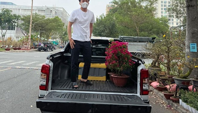 Cường Đô la lái xe 'rẻ bèo' chở hoa về chưng Tết