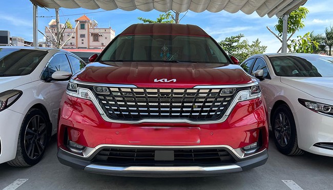 Bên trong chiếc Kia Carnival Royal 2022 phiên bảng hạng sang gần 2,4 tỷ đồng 