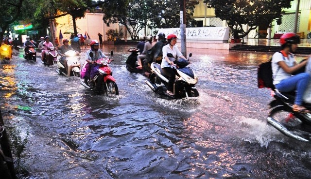 Mưa như trút khiến nhiều tuyến đường Sài Gòn ngập nặng