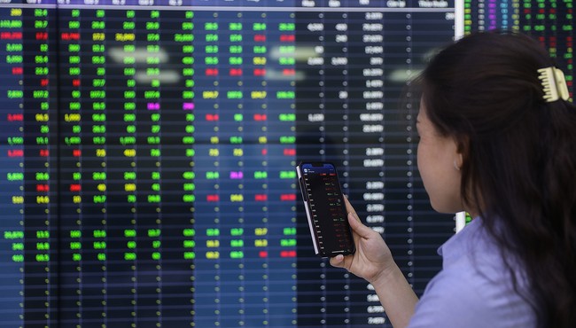 Cổ phiếu đồng loạt tăng cuối phiên, VN-Index lấy lại 6 điểm