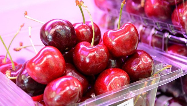 Cherry, việt quất, cua hoàng đế... giá rẻ tranh nhau ở chợ Việt