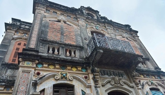 Vào thăm biệt thự trăm tuổi của đại gia làng miến