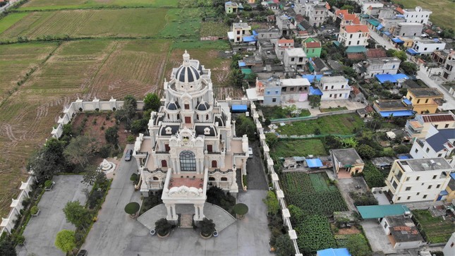 Vào trong ngôi làng đa số là dinh thự ở Nam Đinh