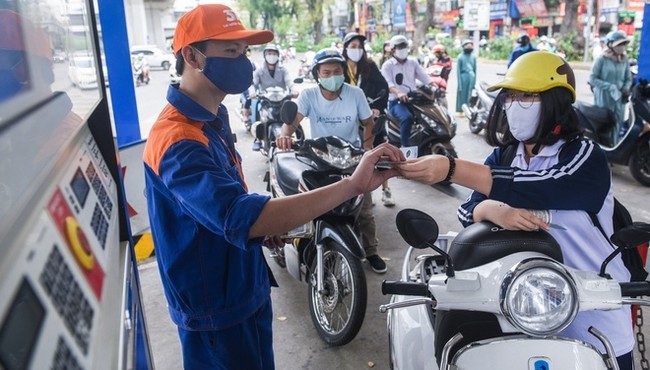 Giá xăng tăng mạnh, lên sát 24.000 đồng/lít