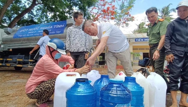  “Giọt nước nghĩa tình”: Tiếp sức người dân miền Tây vượt qua khó khăn mùa hạn mặn 