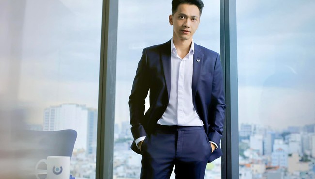 Vẻ lịch lãm, đẹp trai của Chủ tịch Ngân hàng ACB Trần Hùng Huy 