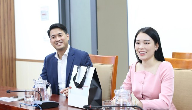 Thiếu gia Phillip Nguyễn và người đẹp Linh Rin tặng tiền tỷ cho người nghèo