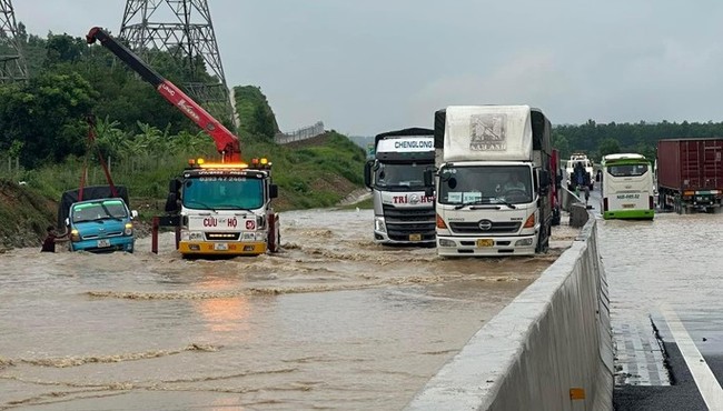 Cao tốc Dầu Giây - Phan Thiết bị ngập sâu, ùn tắc kéo dài