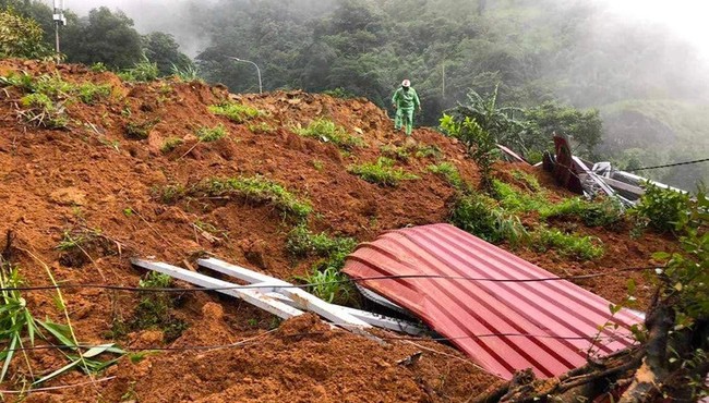 Đèo Bảo Lộc sạt lở đè trạm cảnh sát giao thông, 3 chiến sĩ mất tích