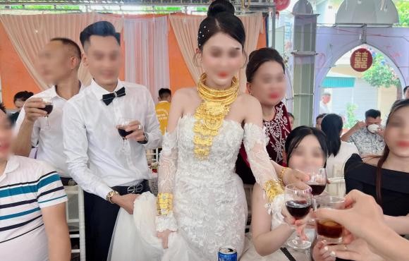 Đám cưới nhà giàu ở Quảng Ninh: Vàng đeo theo ký, tiền mặt xếp thành cọc