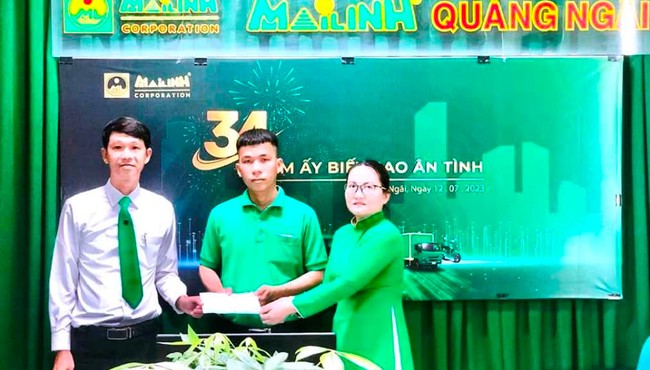 Đi taxi hết 413.000 đồng nhưng chuyển cho tài xế đến 413 triệu đồng