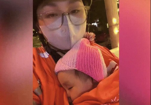 Nữ shipper mang theo con 1 tuổi rong ruổi mưu sinh hàng đêm   