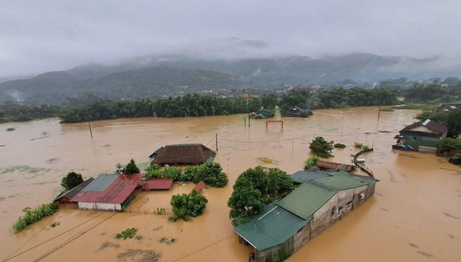 Cảnh tượng khủng khiếp: Nước cuồn cuộn như thác đổ ở Hà Giang 