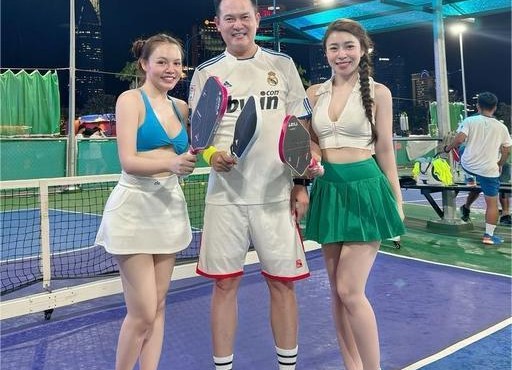 Xôn xao hot girl mặc đồ tập, mang cả vợt pickleball vào bar 