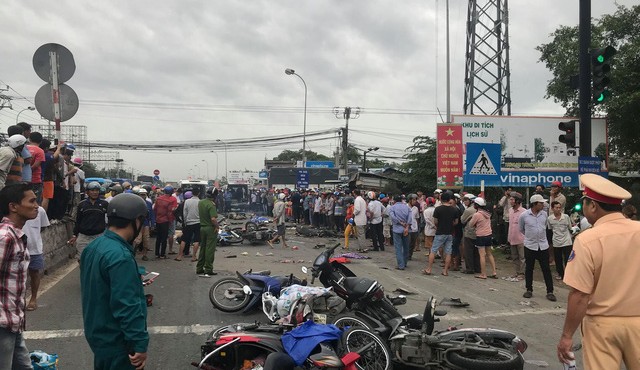 Long An: Container đâm xe máy dừng đèn đỏ, 30 người thương vong 