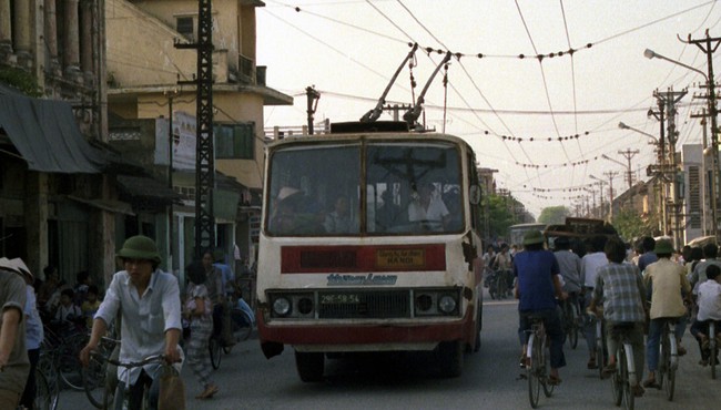 Tàu điện bánh hơi ở Hà Nội năm 1990 qua loạt ảnh cực hiếm