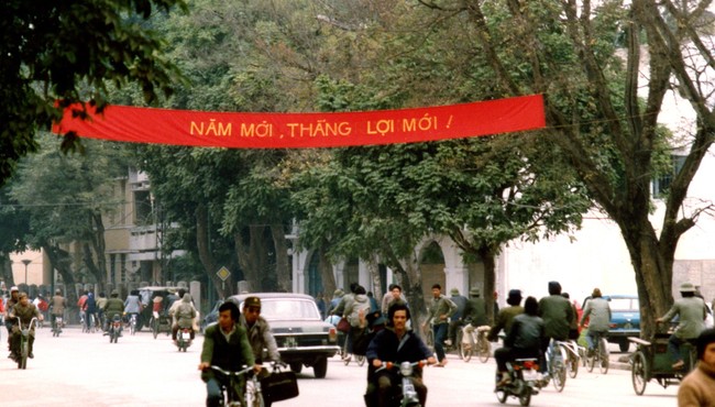 Những khoảnh khắc đáng nhờ về về giao thông Hà Nội năm 1990