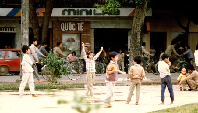 Trẻ em Hà Nội thời hậu bao cấp cực khó quên