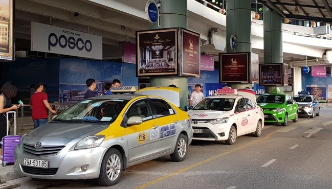 Nhân viên sân bay Nội Bài bị lái xe taxi cầm dao dọa đâm