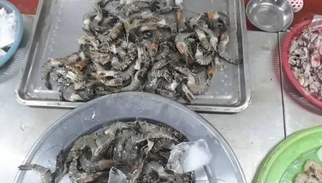 Phát hiện phần đầu tôm tươi có chất lạ màu trắng đục?