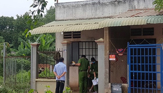 Thi thể người phụ nữ không mặc quần nằm ở cửa buồng ngủ, trên cổ có nhiều vết đâm 