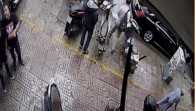 Bắt 4 người 'khủng bố' quán phở Hòa nổi tiếng ở Sài Gòn bằng mắm tôm