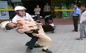 Không quen biết nhưng nhào vào giúp kẻ say dùng đá đánh CSGT trọng thương 