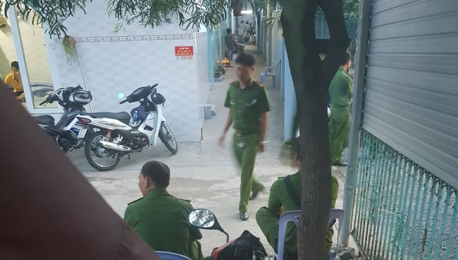 Cha và con trai 5 nằm chết trong phòng trọ ở Sài Gòn