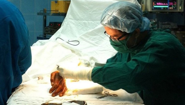 4 giờ nối thành công cánh tay của người đàn ông bị giang hồ chém dứt lìa trên phố Sài Gòn