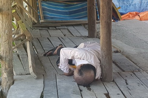 Người đàn ông nghi bị sát hại, con dao còn dính trên ngực