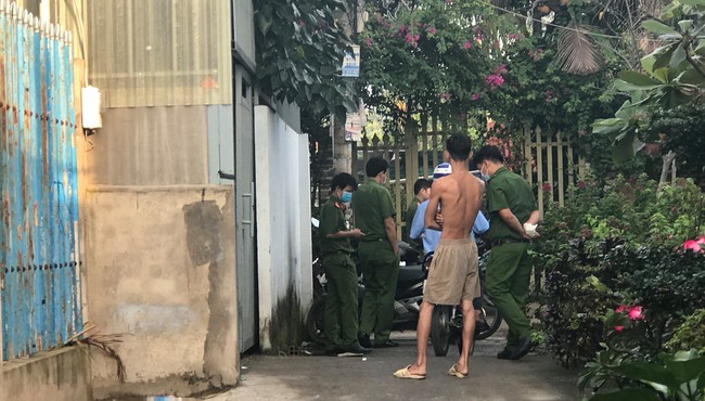 Ai bắn vào đầu người đàn ông, thi thể bỏ ở vỉa hè Sài Gòn?
