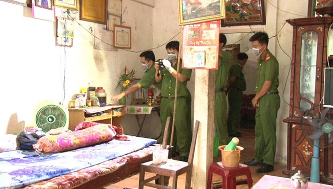 Người phụ nữ chết ngoài hiên, bên cạnh người đàn ông tử vong trong tư thế treo cổ