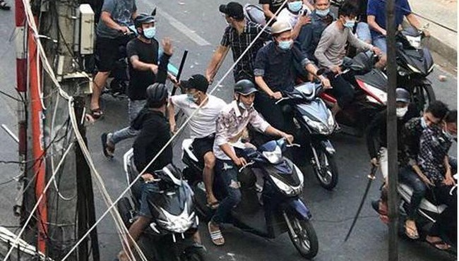 Nhóm đòi nợ chém người đàn ông gần đứt lìa tay ở Sài Gòn