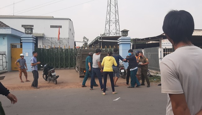 Người đàn ông nghi ngáo đá ôm bình gas, dí 2 dao vào cổ đòi tự sát